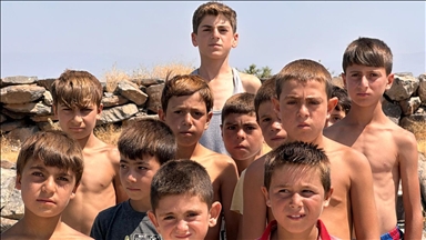 Zarokên ku di Gola Wanê da dikevin avê bi bandora ava bi mîneral û tavê porê wan zer dibe