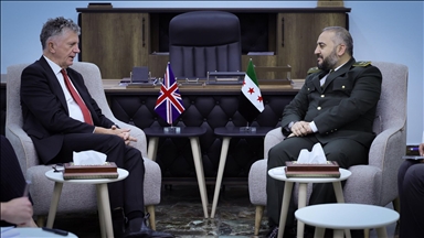وزير الدفاع السوري يبحث مع مسؤول بريطاني تعزيز العلاقات