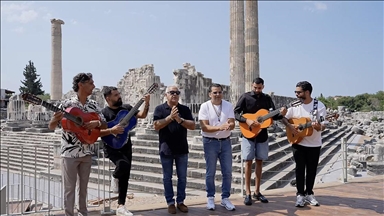 Gipsy Kings by Andre Reyes, Apollon Tapınağı'nda klip çekti