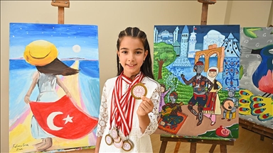Çamaşır ipine mandalladığı resimlerle yeteneği keşfedilen küçük ressam: Fatıma Erva Eren