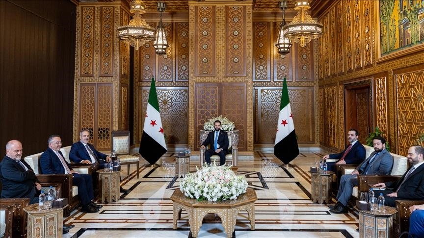 وزير الخارجية التركي يلتقي الرئيس السوري بدمشق 
