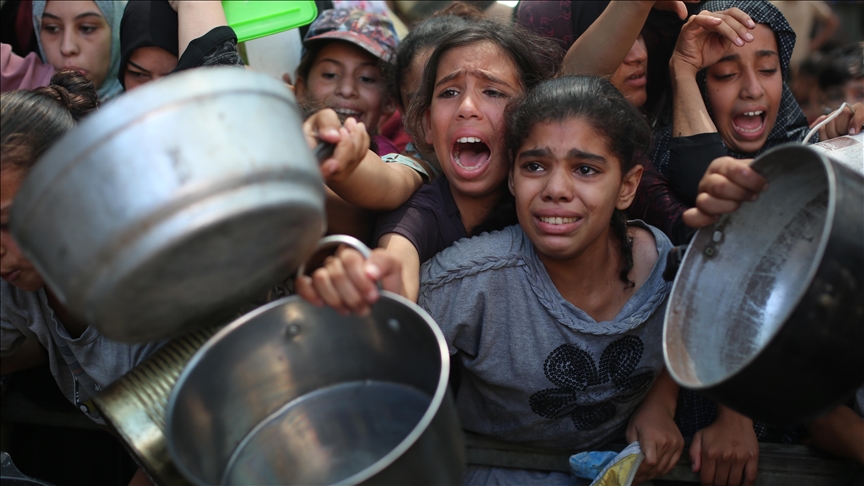 Organizatat bamirëse shpërndajnë vakte të ngrohta për palestinezët e zhvendosur në Gaza