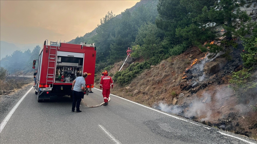 Në Shqipëri 3 vatra zjarri ende aktive, vazhdojnë operacionet për shuarjen e tyre