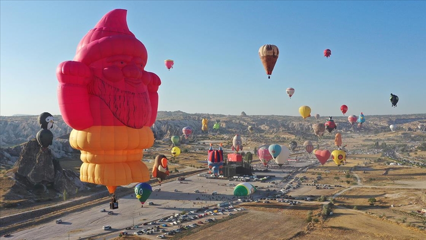 Kapadokya'da figürlü sıcak hava balonları gösteri uçuşu yaptı