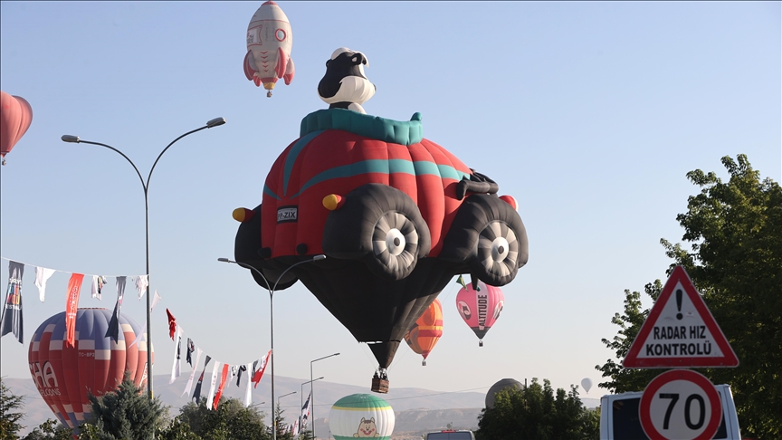 Balonat me ajër të nxehtë me figura kryen fluturim demonstrues në Kapadokya