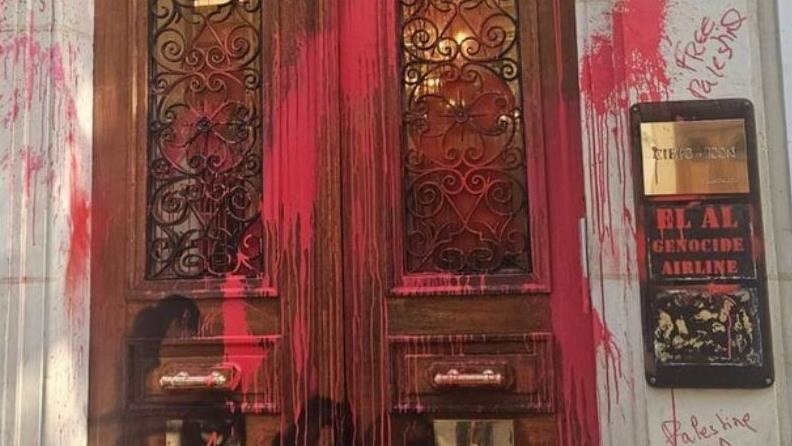 İsrail'in hava yolu şirketi, protesto sonrasında Paris'teki ofisini boşaltıyor
