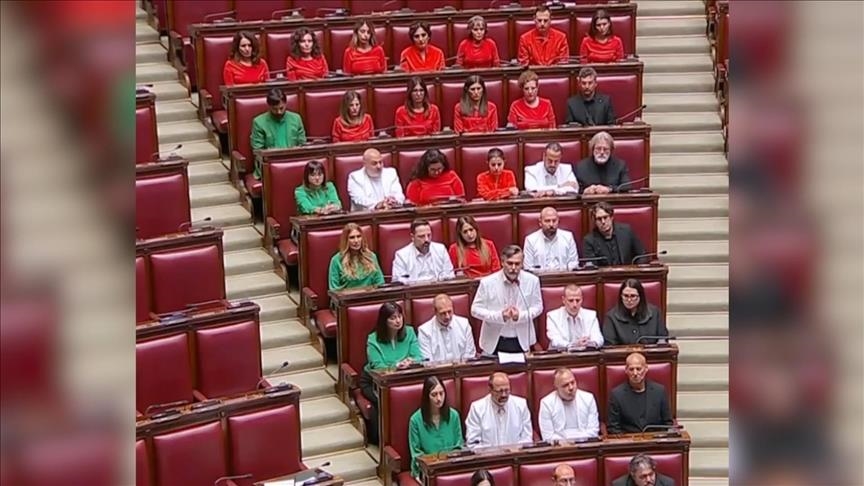 Оппозиционные депутаты Италии пришли в парламент в одежде цветов палестинского флага