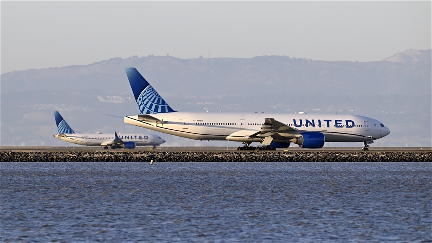Tech glitch grounds United Airlines flights, causing hundreds of delays