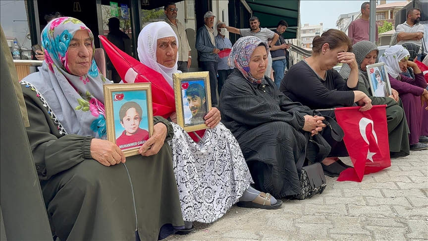 Malbatên Wanî li ber deriyê avahiya DEM Partiyê nobeta ewladan domand