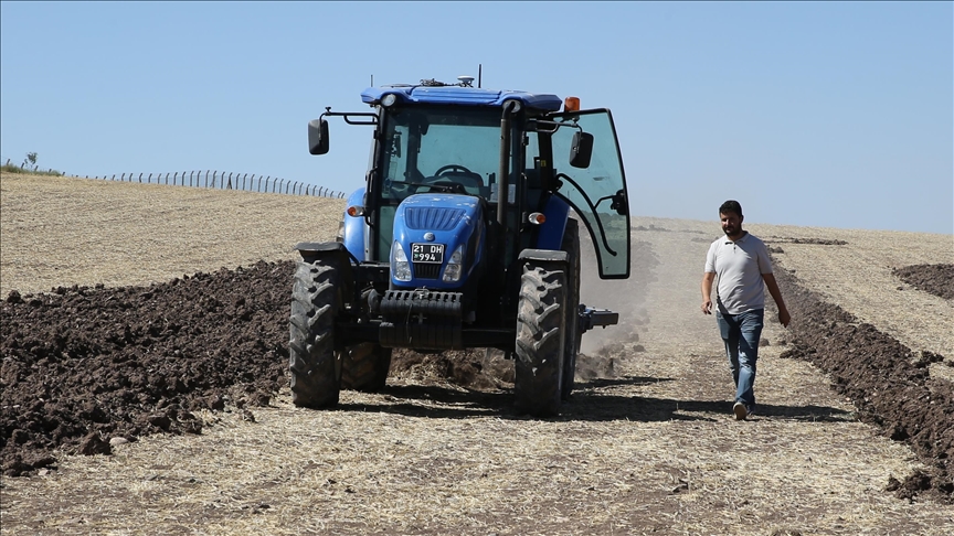 Diyarbakır'da uygulanan proje çiftçilere tarlasını sürücüsüz traktörle ekme imkanı sunacak
