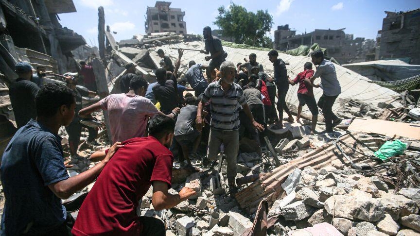 Palestinci u očajničkoj borbi za dio pomoći koja stiže padobranima