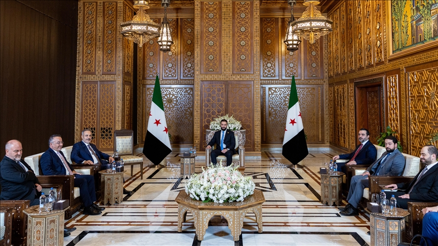 Ministri i jashtëm turk takohet me presidentin sirian në Damask