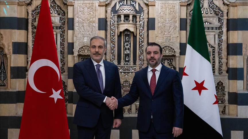 Le ministre turc des Affaires étrangères rencontre le président syrien à Damas