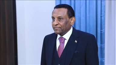 رئيس وزراء السودان يصل القاهرة بأول زيارة خارجية له 