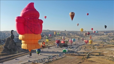 Kapadokya'da figürlü sıcak hava balonları gösteri uçuşu yaptı