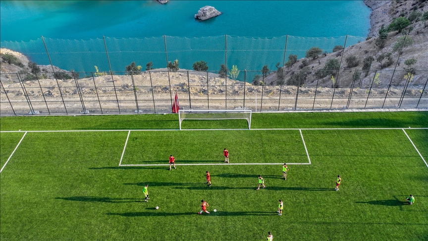 Şırnaklı gençlerin tarladan baraj gölü manzaralı stada uzanan futbol öyküsü