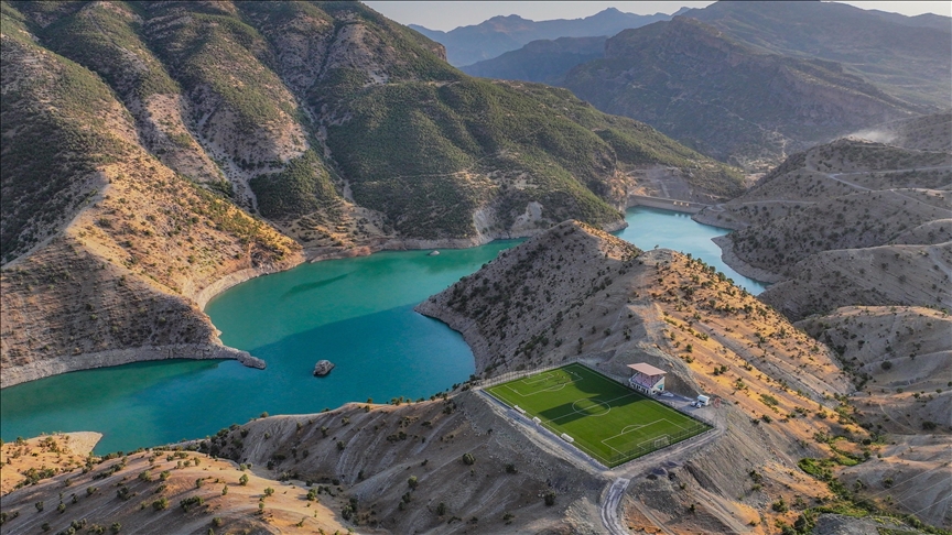 Çîroka futbolê ya ciwanên Şirnexî ji nav erdê ber bi stada bidîmenê gola bendavê va