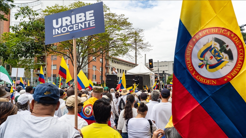 Protesta në Medellin kundër arrestit shtëpiak të ish presidentit kolumbian Uribe