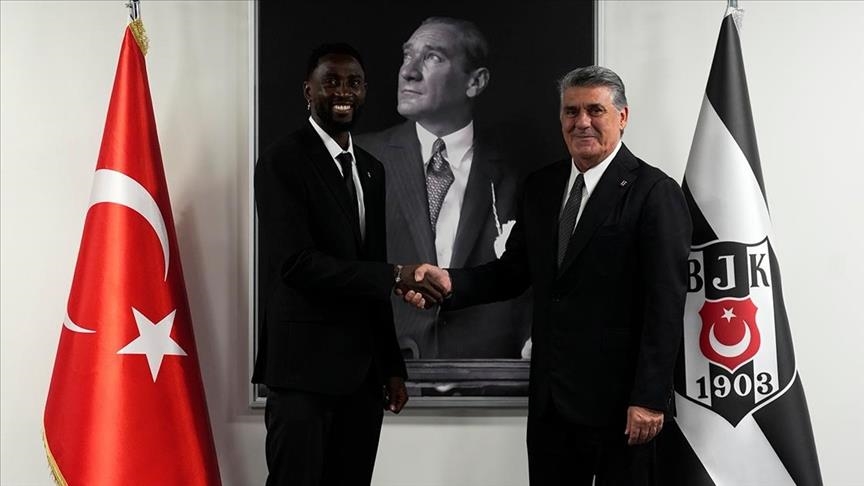قدم.. بشيكطاش التركي يضم النيجيري ويلفريد نديدي من ليستر سيتي