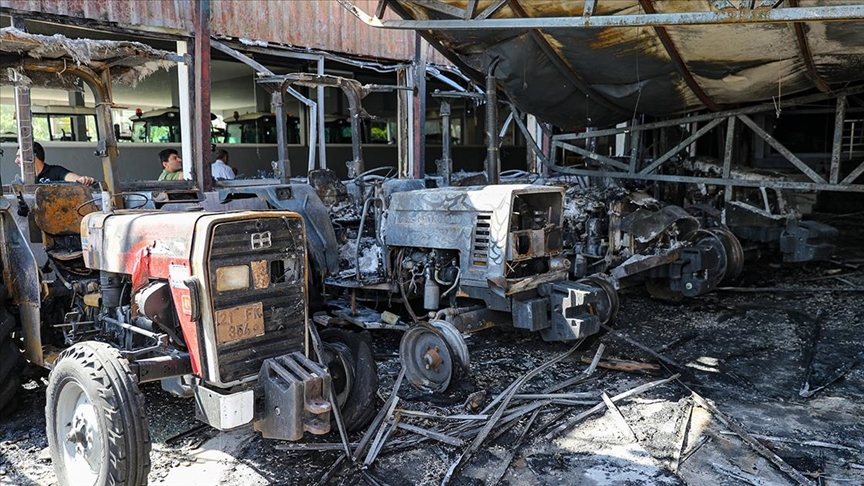 Diyarbakır'da çıkan yangında 3 iş yeri ve 19 traktör kullanılamaz hale geldi