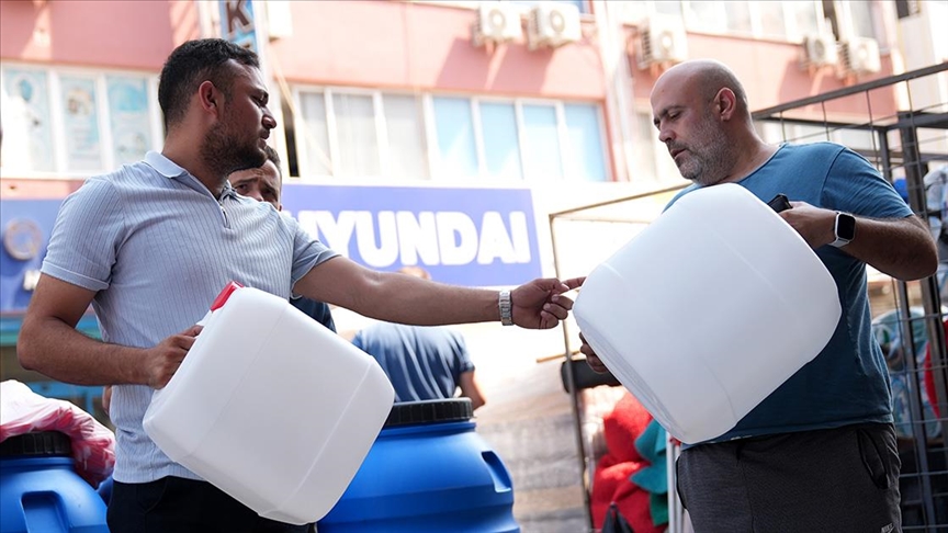 Su kesintilerinin uygulandığı İzmir'de bidon satışları arttı