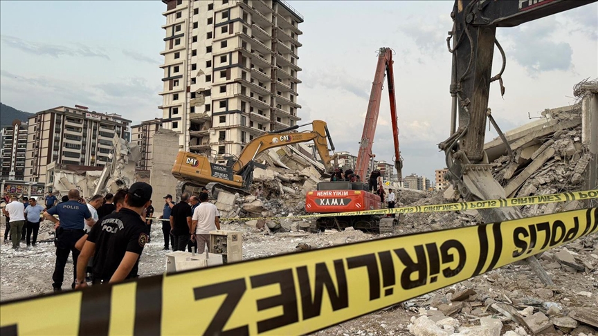 Kahramanmaraş'ta ağır hasarlı bina, yıkılırken iş makinesinin üzerine devrildi