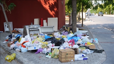 İzmir Karşıyaka'da çöplerin toplanmaması tepkilere neden oluyor