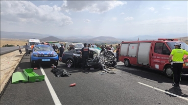 Li Tokatê 2 otomobîl li hev qelibîn, 4 kes mirin û 2 kes jî birîndar bûn