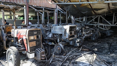 Diyarbakır'da çıkan yangında 3 iş yeri ve 19 traktör kullanılamaz hale geldi.