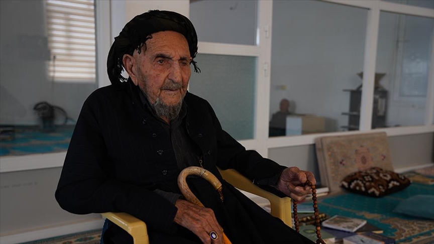 Muezini 110-vjeçar nga Iraku i shërben xhamisë me pasion pavarësisht moshës së tij të shtyrë