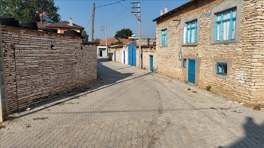 Taş ustaları ilçelerinin simgesi "kasaba taşı"nın unutulmaması için çalışıyor