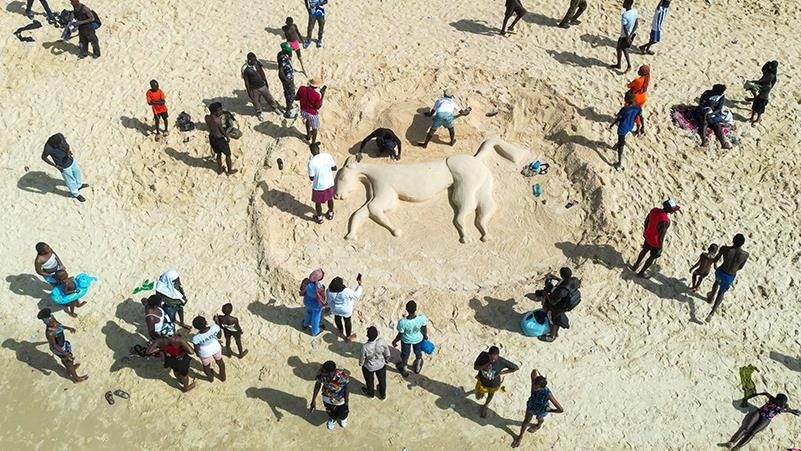 Senegalski umjetnik pretvara plaže Dakara u galerije skulptura od pijeska