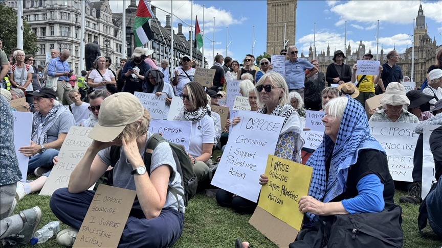 İngiltere'de yasaklı "Palestine Action" grubuna destek eyleminde çok sayıda kişi gözaltına alındı