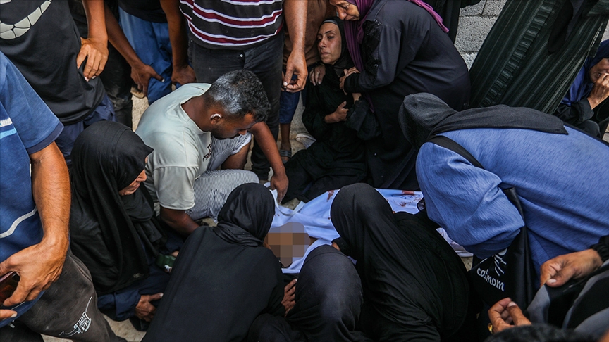 İsrail'in Gazze'ye saldırılarında 8'i insani yardım bekleyen 9 kişi hayatını kaybetti