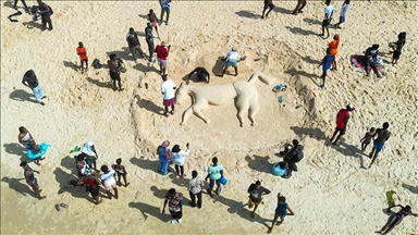 Senegalski umjetnik pretvara plaže Dakara u galerije skulptura od pijeska