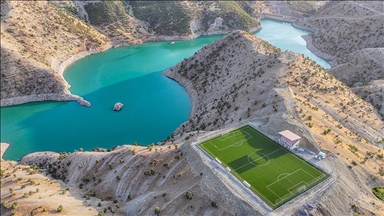 Stadiumi në mes të natyrës: Kur futbolli ndriçon rrugën e të rinjve në Şırnak të Turqisë