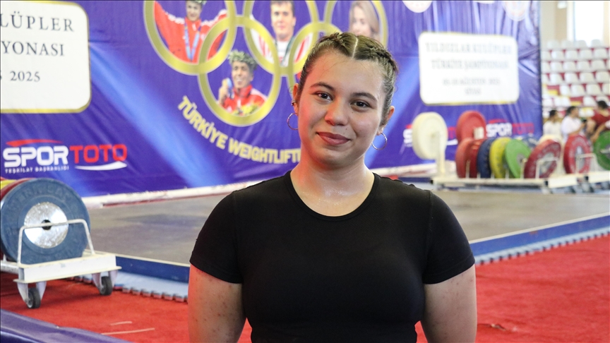 Halterde Türkiye rekoru kıran Zeynep Nur'un hedefi dünya şampiyonluğu