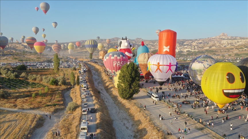 Kapadokya Balon Festivali'nin son gününde gökyüzünde görsel şölen sunuldu