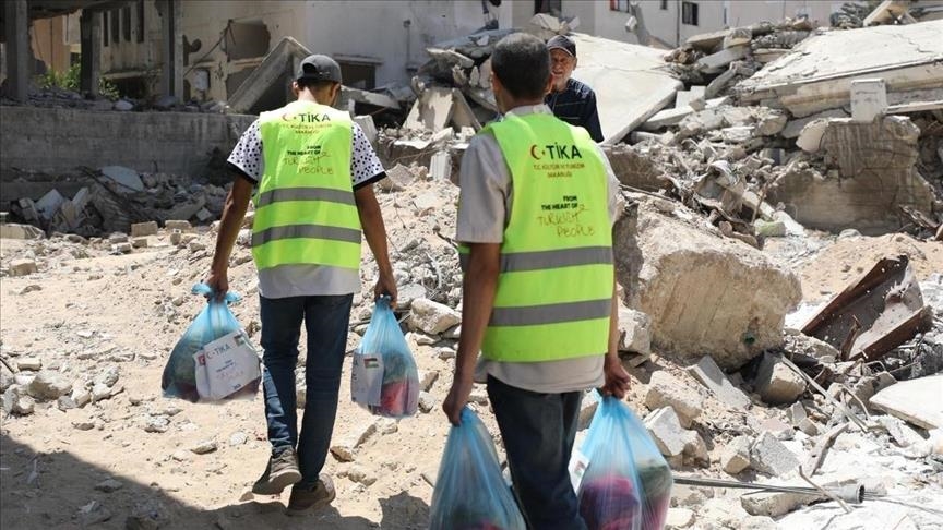 "تيكا" التركية تواصل مد يد العون للفلسطينيين بغزة