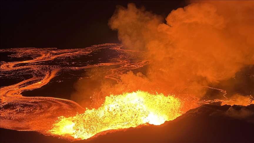 Le volcan Shinmoedake au Japon projette des cendres à près de 2 miles d’altitude