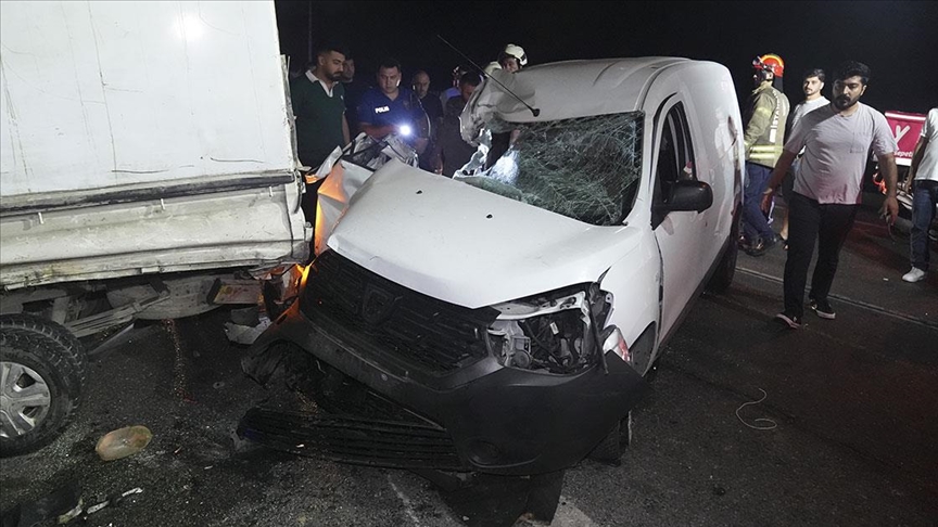 İstanbul'da hafif ticari aracın kamyonete çarptığı kazada 3 kişi yaralandı