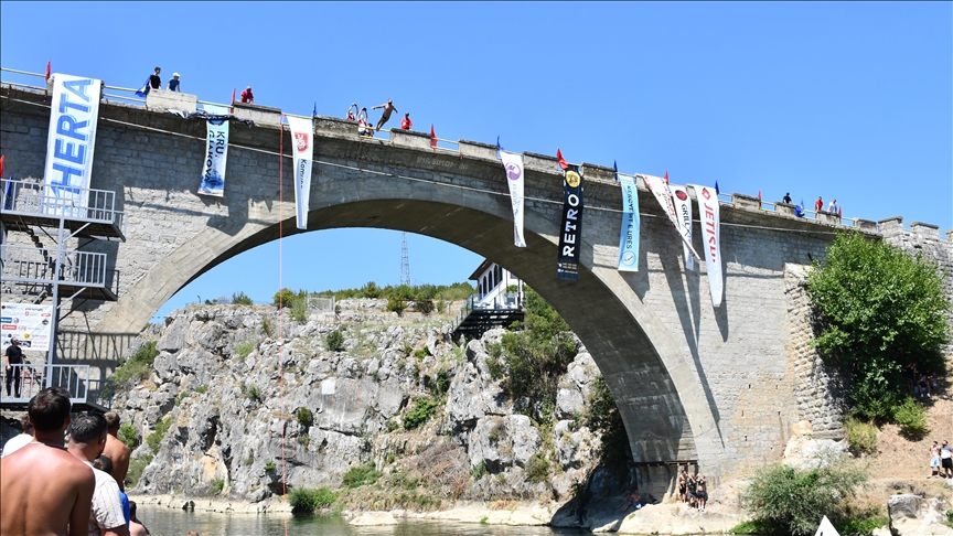 Në qytetin e Gjakovës u mbajt gara e kërcimeve nga Ura e Fshejt