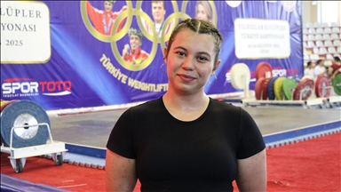 Halterde Türkiye rekoru kıran Zeynep Nur'un hedefi dünya şampiyonluğu
