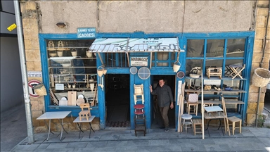 Mësuesi në pension vazhdon trashëgiminë e zdrukthëtarisë së të atit në ndërtesën shekullore