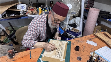 Xhaxhai Refik lufton me sëmundjen e Parkinsonit duke praktikuar kaligrafi arabe