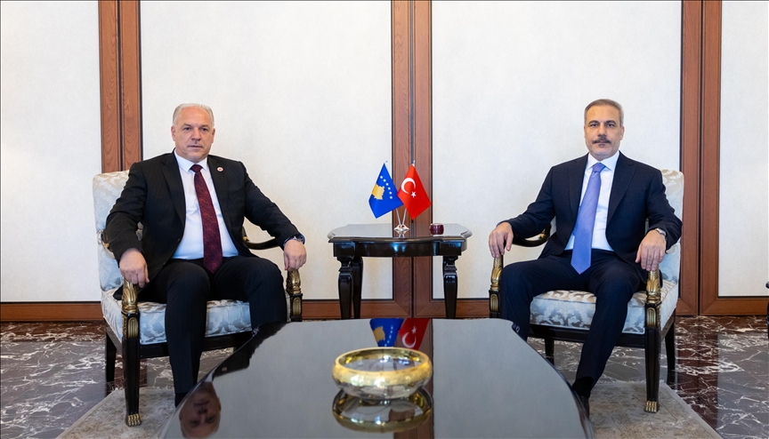 Ministri kosovar i Zhvillimit Rajonal pritet në takim nga kryediplomati turk në Ankara