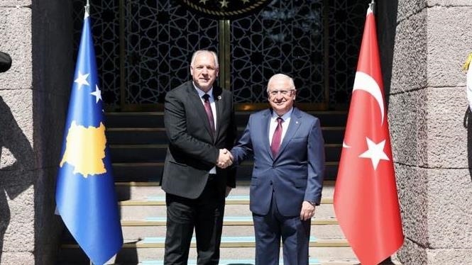 Ministri turk i Mbrojtjes takon ministrin e Zhvillimit Rajonal të Kosovës