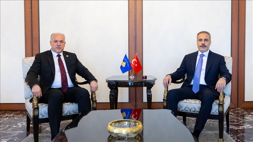 Le ministre turc des Affaires étrangères rencontre le ministre kosovar du Développement régional à Ankara