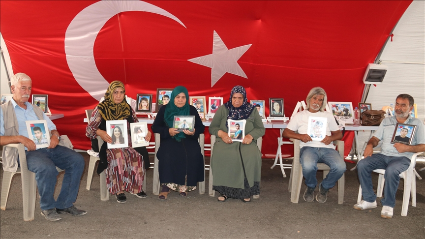 Dayikên Diyarbekirê dixwazin bigihêjin ewladên xwe