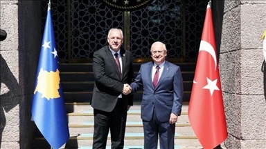 Ministri turk i Mbrojtjes takon ministrin e Zhvillimit Rajonal të Kosovës